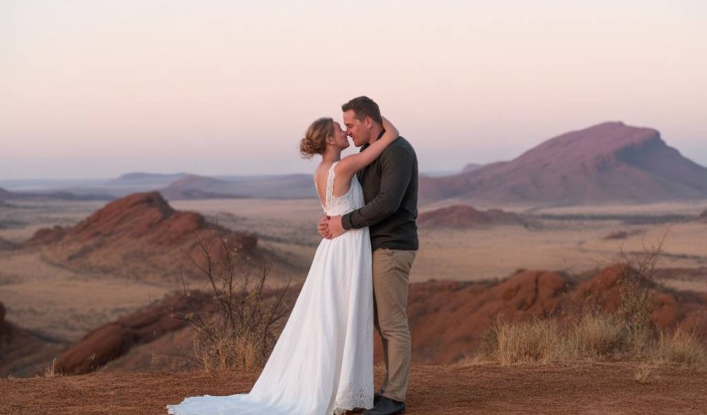 Voyage de Noces en Namibie : Safari Romantique et Paysages Lunaires pour un Amour Hors du Temps