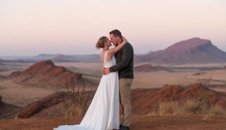 Voyage de Noces en Namibie : Safari Romantique et Paysages Lunaires pour un Amour Hors du Temps
