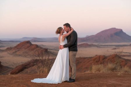 Voyage de Noces en Namibie : Safari Romantique et Paysages Lunaires pour un Amour Hors du Temps
