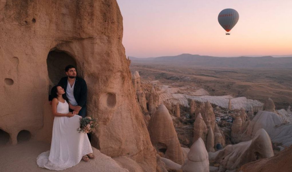 Voyage de Noces en Cappadoce : Dormir dans une Grotte et Voler en Montgolfière au Lever du Soleil