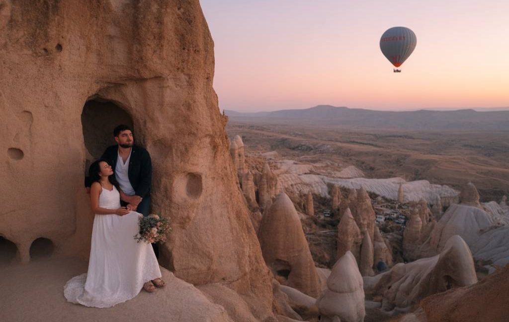 Voyage de Noces en Cappadoce : Dormir dans une Grotte et Voler en Montgolfière au Lever du Soleil