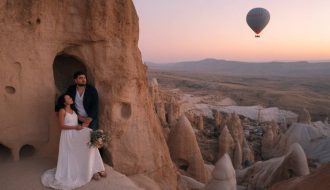 Voyage de Noces en Cappadoce : Dormir dans une Grotte et Voler en Montgolfière au Lever du Soleil