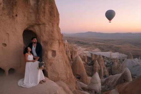Voyage de Noces en Cappadoce : Dormir dans une Grotte et Voler en Montgolfière au Lever du Soleil
