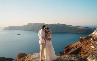 Voyage de Noces dans les Cyclades : Itinéraire Romantique entre Santorin, Paros et Naxos